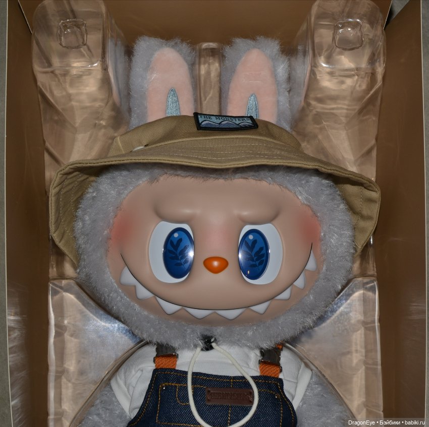 Большой Labubu the monsters fall in wild series