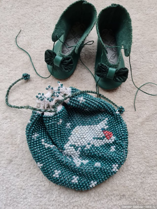 Сумочка из бисера и ботиночки для антикварной куклы (фото 4)