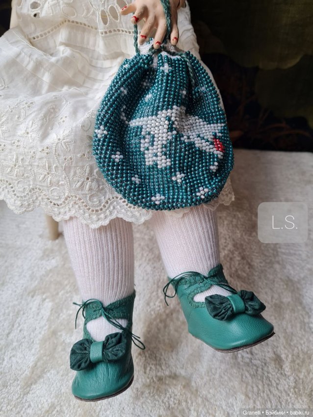 Сумочка из бисера и ботиночки для антикварной куклы