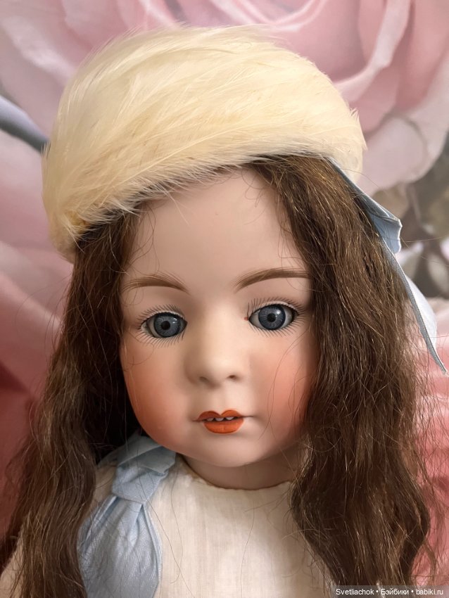 Шапочка-таблетка из перьев 50 годов