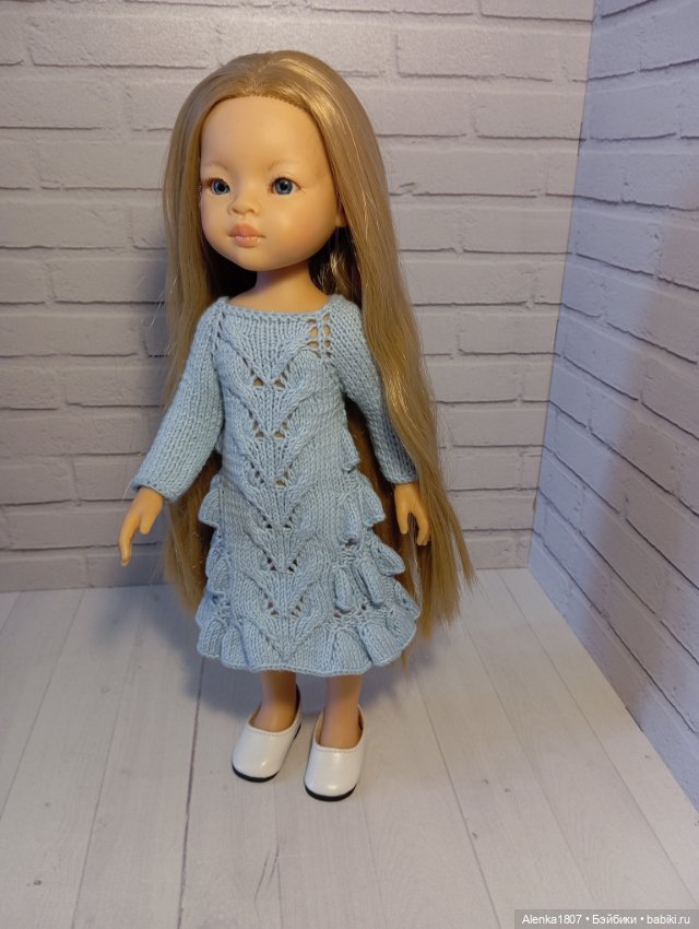Вязаное платье для кукол Паола Рейна