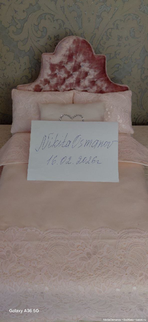 Мебель бархатная кровать со стразами и постельным бельем 1:6 (фото 9)