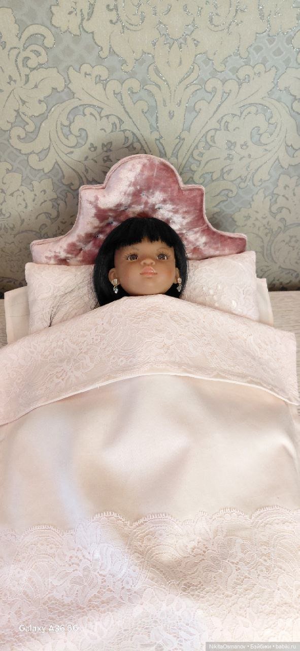 Мебель бархатная кровать со стразами и постельным бельем 1:6 (фото 8)