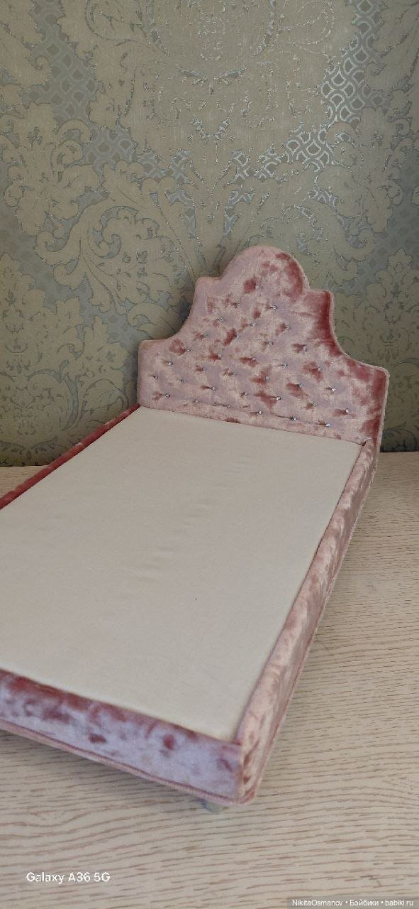 Мебель бархатная кровать со стразами и постельным бельем 1:6 (фото 7)