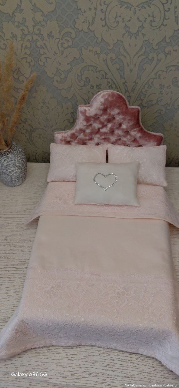 Мебель бархатная кровать со стразами и постельным бельем 1:6 (фото 5)