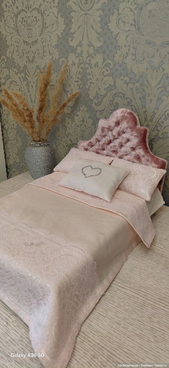 Мебель бархатная кровать со стразами и постельным бельем 1:6