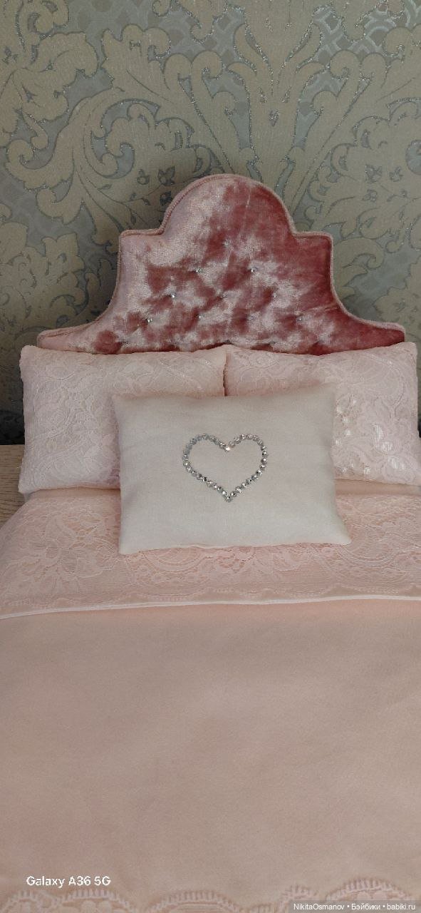 Мебель бархатная кровать со стразами и постельным бельем 1:6 (фото 4)