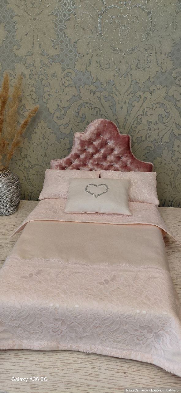 Мебель бархатная кровать со стразами и постельным бельем 1:6 (фото 2)