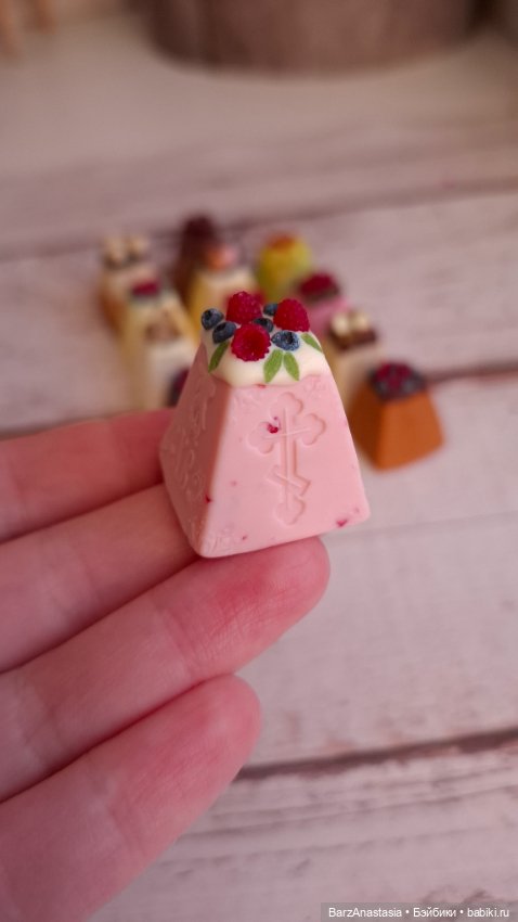 Творожные пасхи из полимерной глины (фото 7)