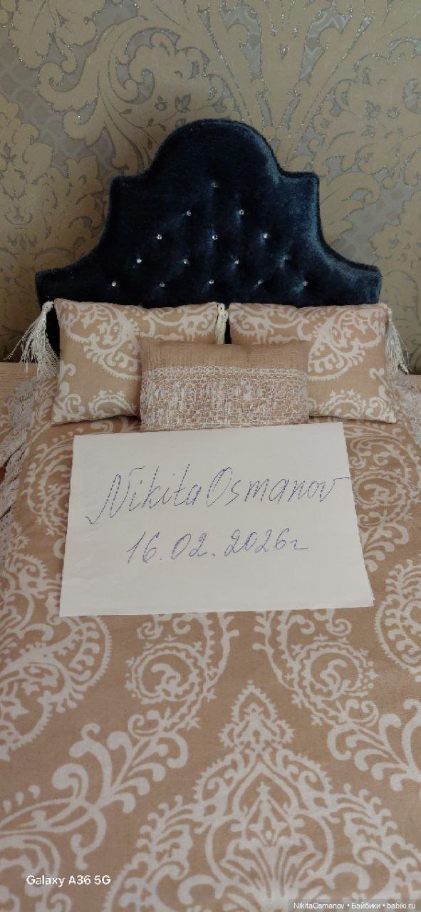 Мебель бархатная кровать со стразами и постельным бельем 1:6