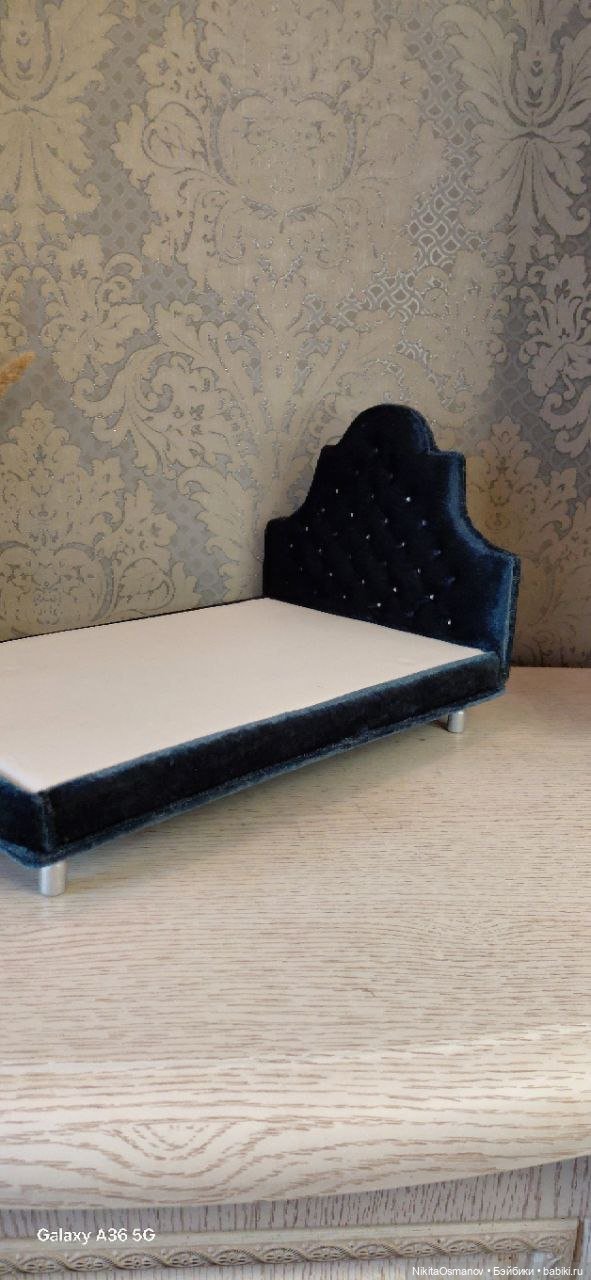 Мебель бархатная кровать со стразами и постельным бельем 1:6 (фото 6)