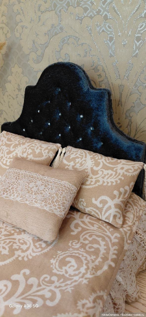 Мебель бархатная кровать со стразами и постельным бельем 1:6 (фото 3)