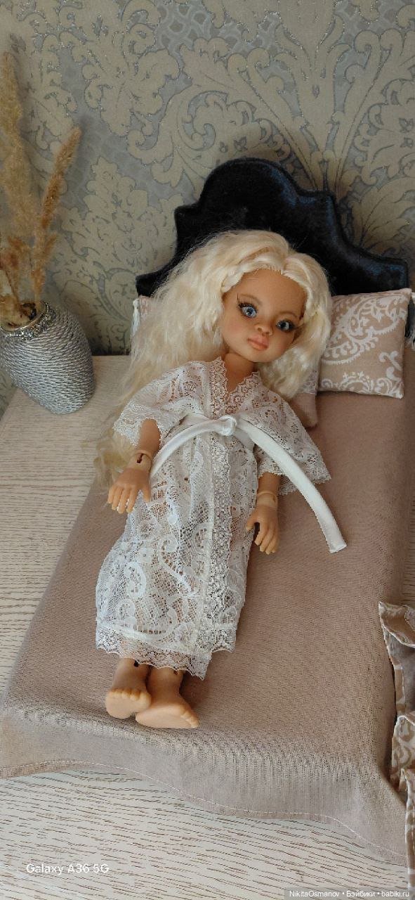 Мебель бархатная кровать со стразами и постельным бельем 1:6 (фото 8)