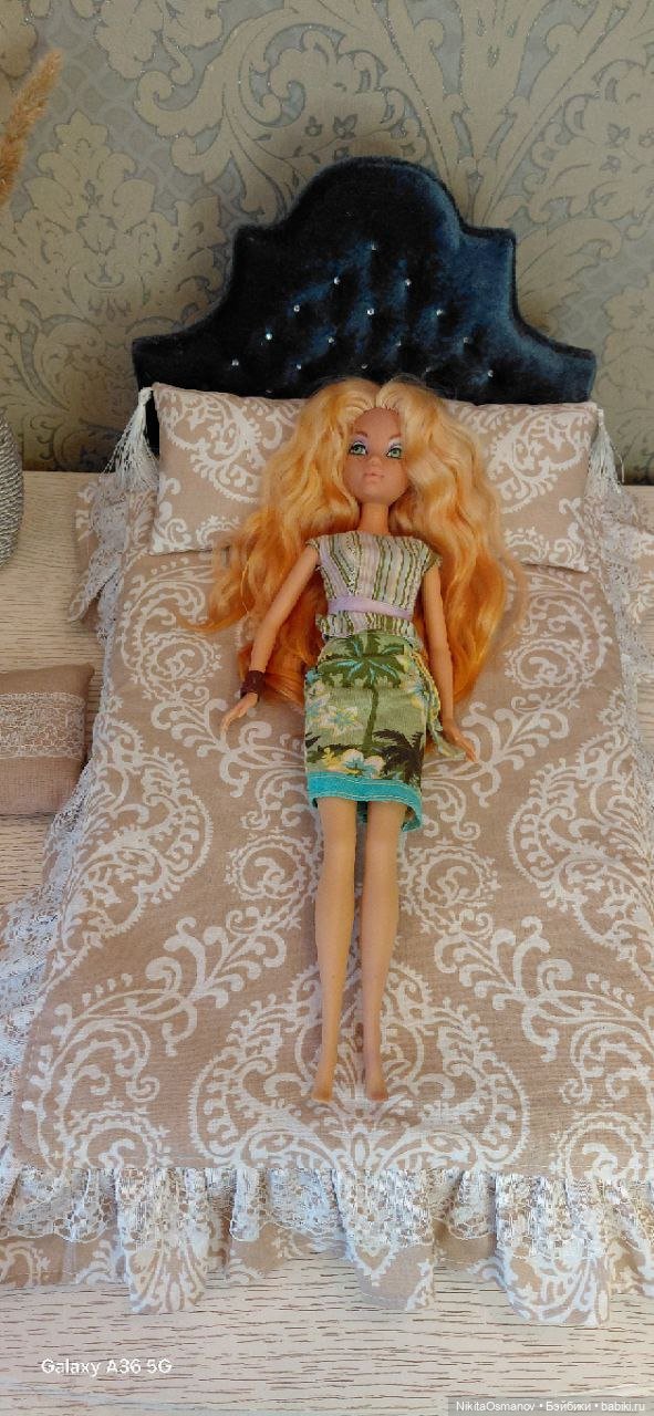 Мебель бархатная кровать со стразами и постельным бельем 1:6 (фото 9)