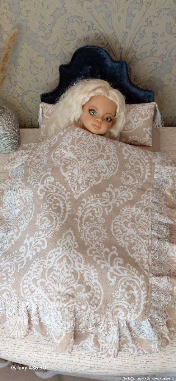 Мебель бархатная кровать со стразами и постельным бельем 1:6 (фото 7)