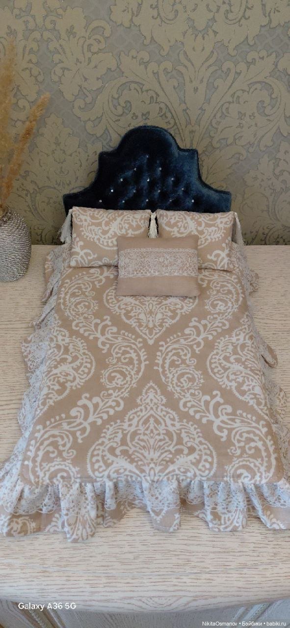 Мебель бархатная кровать со стразами и постельным бельем 1:6 (фото 4)