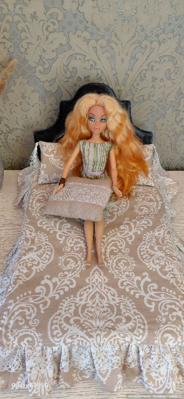 Мебель бархатная кровать со стразами и постельным бельем 1:6 (фото 10)