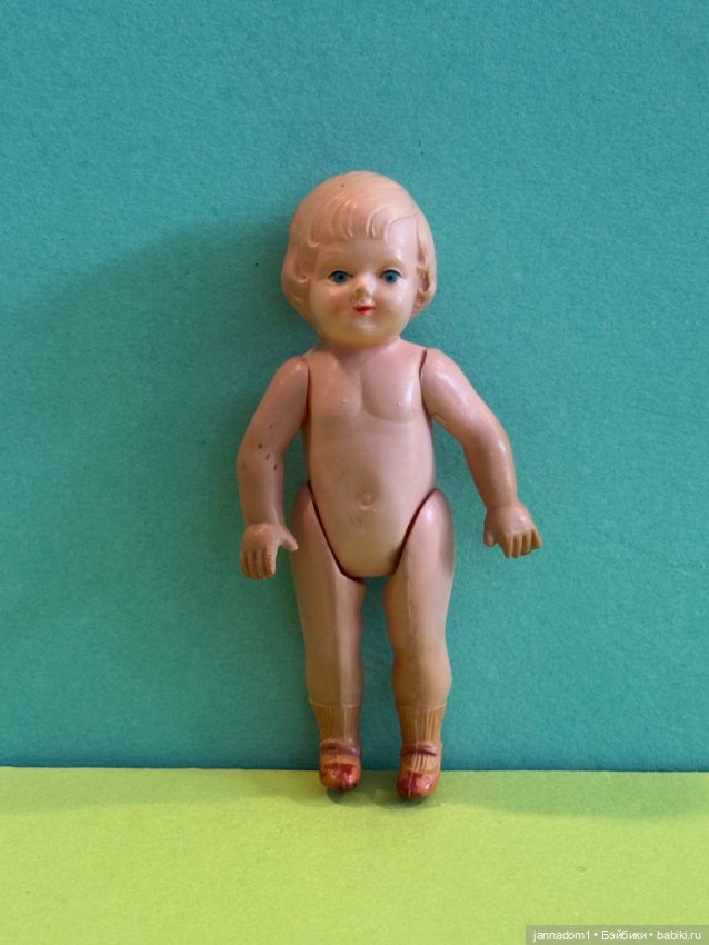 Целлулоидная куколка Minerva в красном платье, высота 9 см