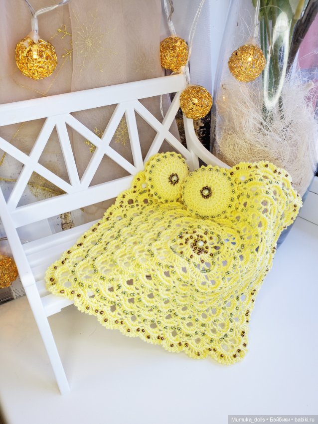 Ажурный плед с подушками — Текстиль для кукольного интерьера (фото 4)
