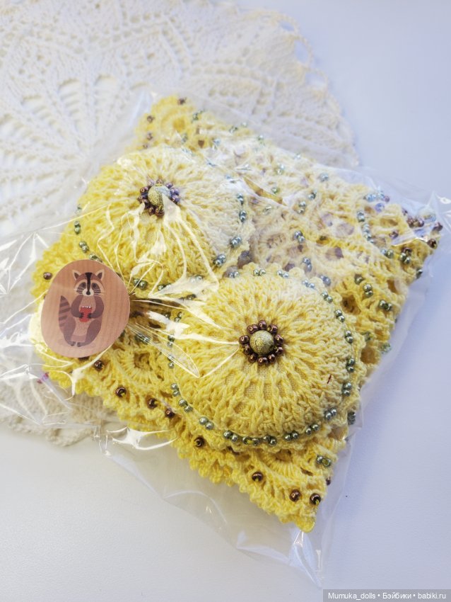 Ажурный плед с подушками — Текстиль для кукольного интерьера (фото 2)