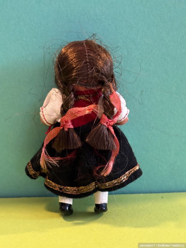 Целлулоидная куколка с косичками Schildkrot, высота 8 см (фото 3)