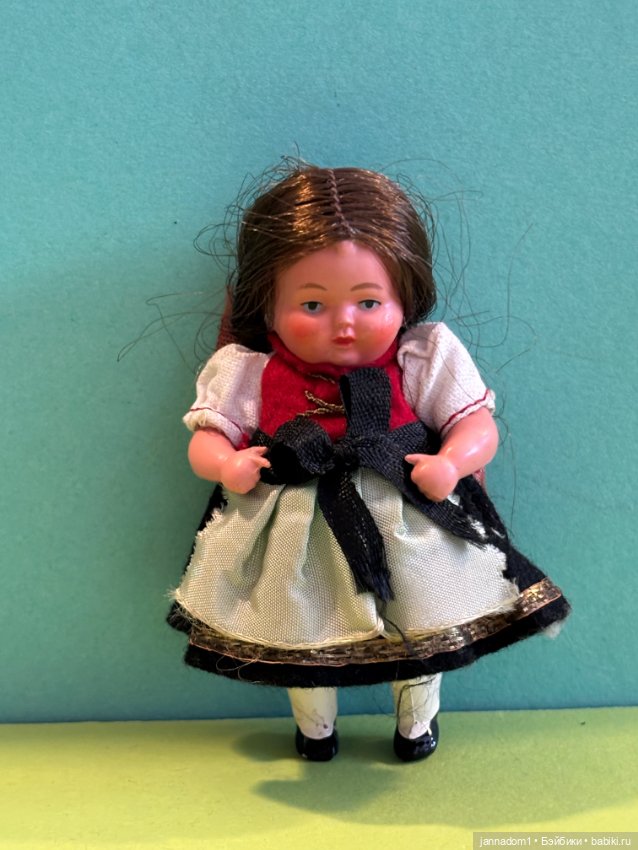 Целлулоидная куколка с косичками Schildkrot, высота 8 см (фото 2)