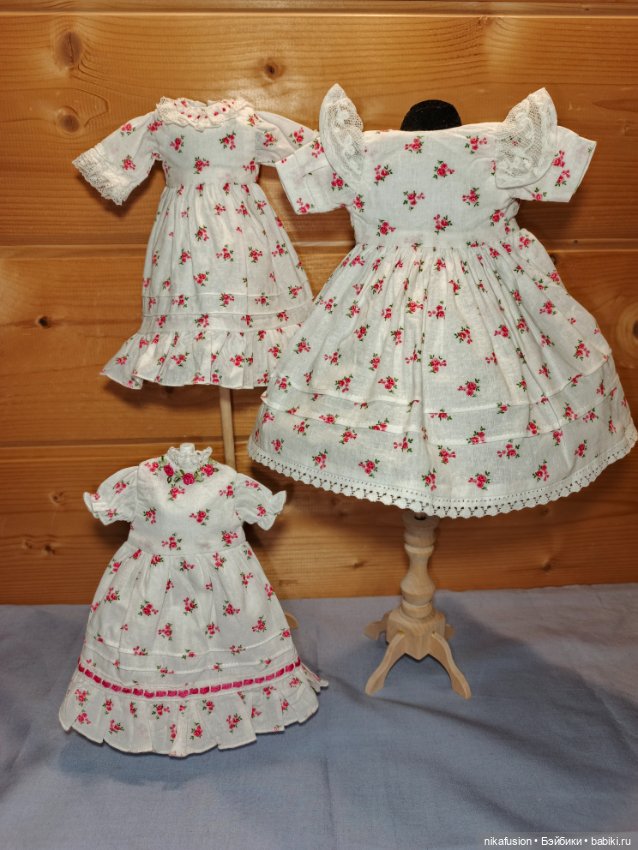 Платья на сестричек, антикварные или винтажные куклы