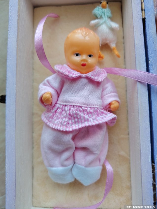 Пупс целлулоидный в шкатулке с одеждой