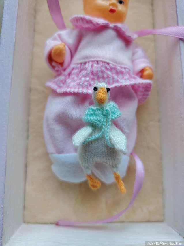 Пупс целлулоидный в шкатулке с одеждой