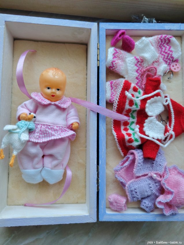 Пупс целлулоидный в шкатулке с одеждой