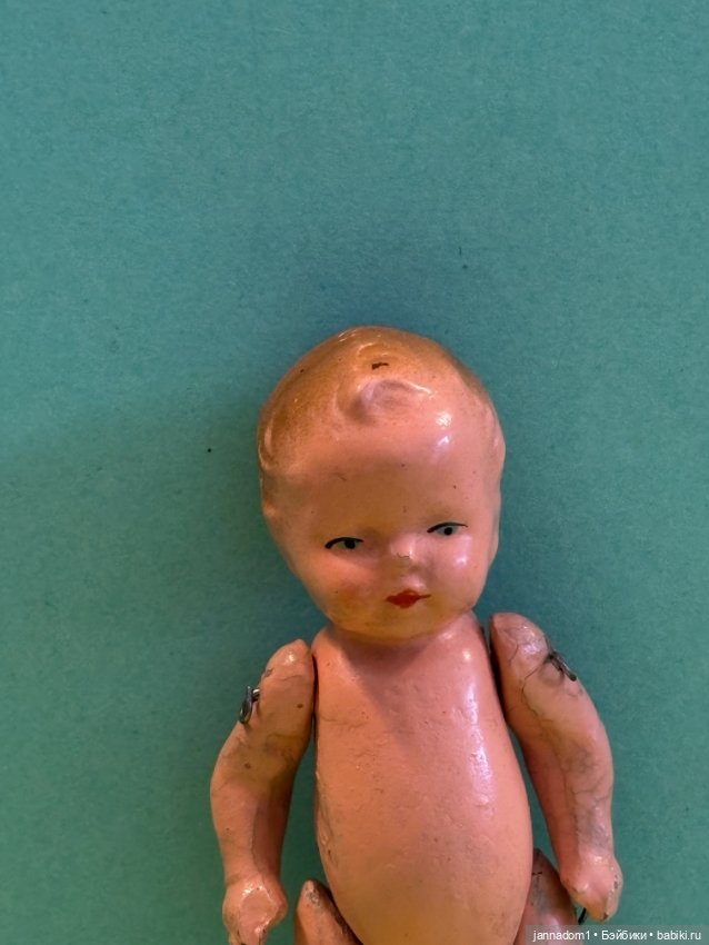Фарфоровый немецкий пупсик с рельефными волосами, высота 8,5 см (фото 2)