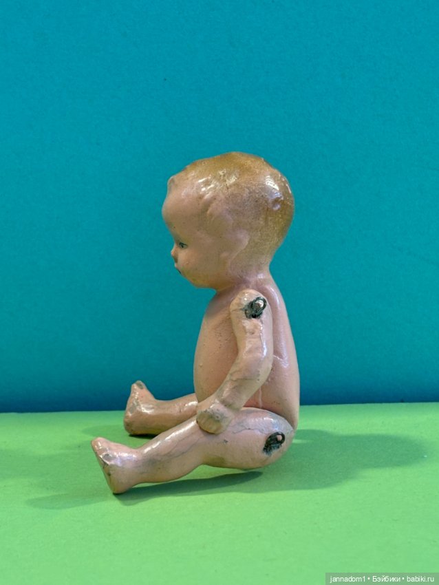 Фарфоровый немецкий пупсик с рельефными волосами, высота 8,5 см (фото 4)