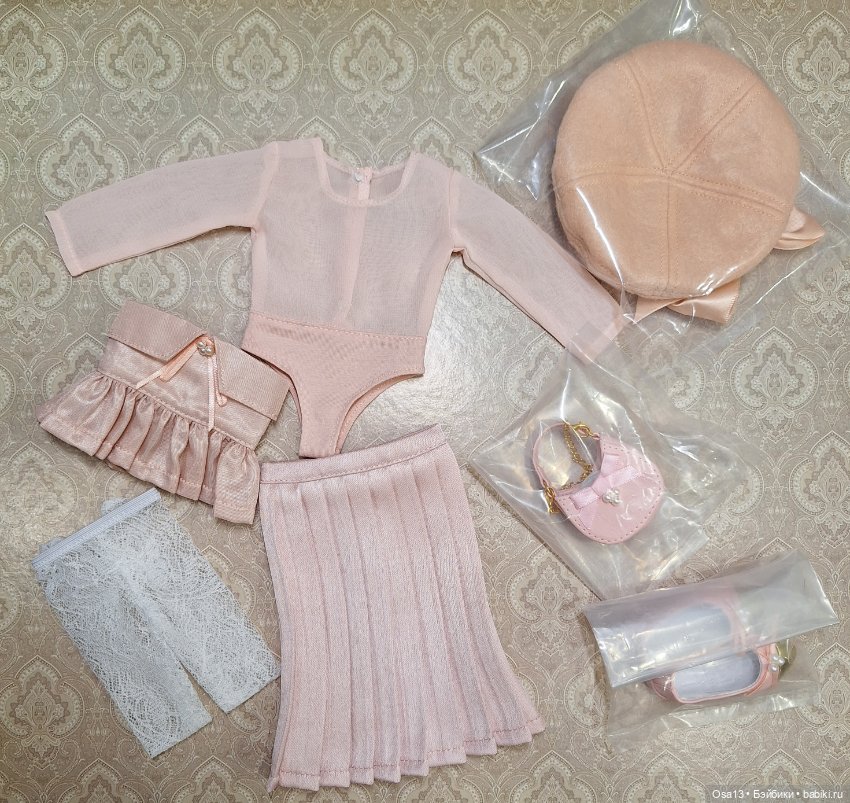 Фирменные аутфиты Руби Ред, Ruby red