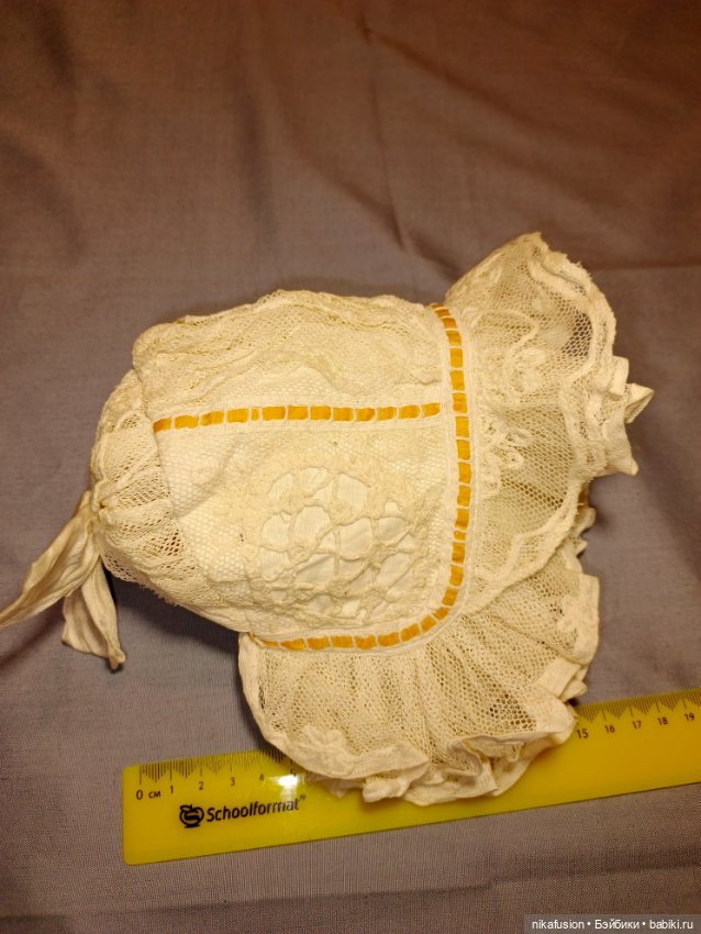 Красивый чепчик - боннет с ушками на антикварную или винтажную куклу (фото 5)