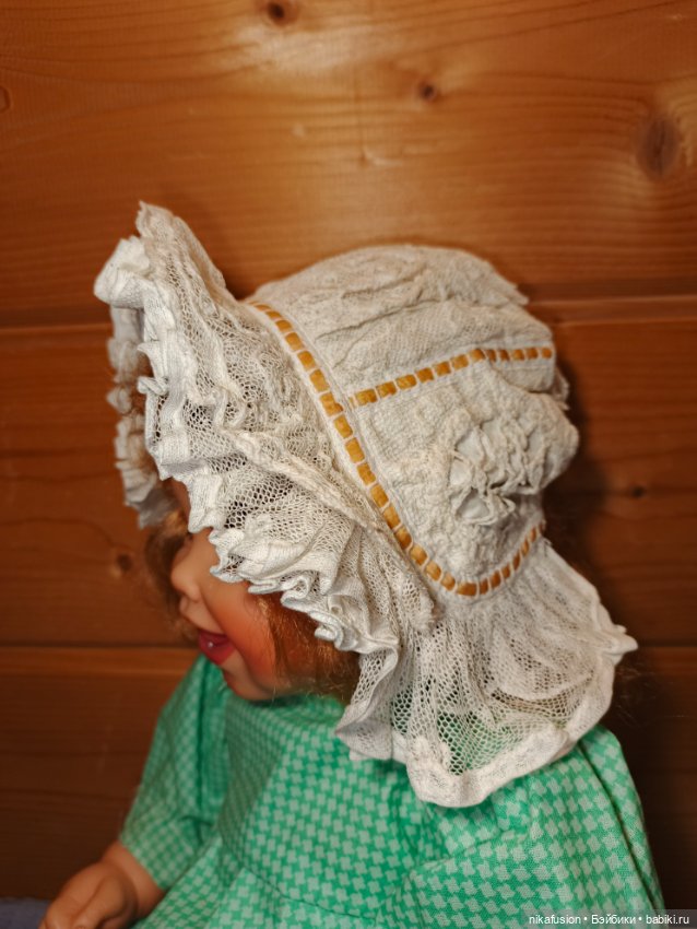 Красивый чепчик - боннет с ушками на антикварную или винтажную куклу