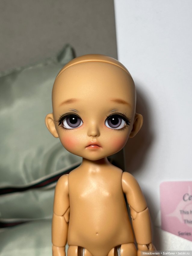 Lati Yellow Sophie Black Swan Latidoll