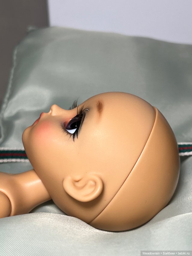 Lati Yellow Sophie Black Swan Latidoll (фото 5)