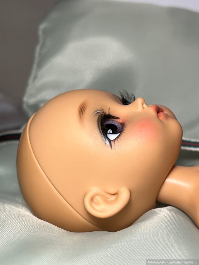 Lati Yellow Sophie Black Swan Latidoll (фото 4)