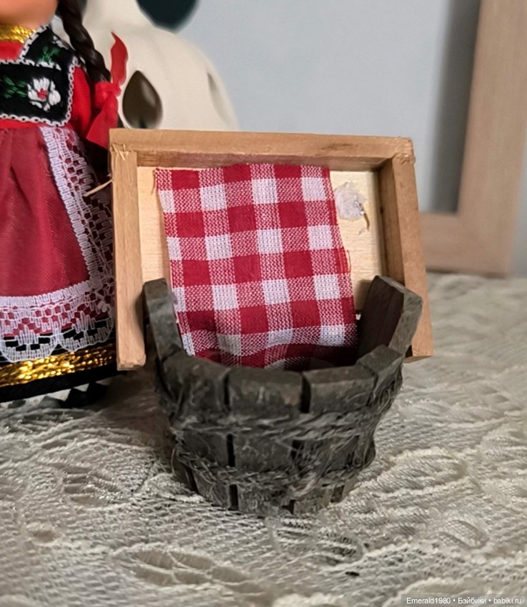 Корзина-витрина для кукольного дома