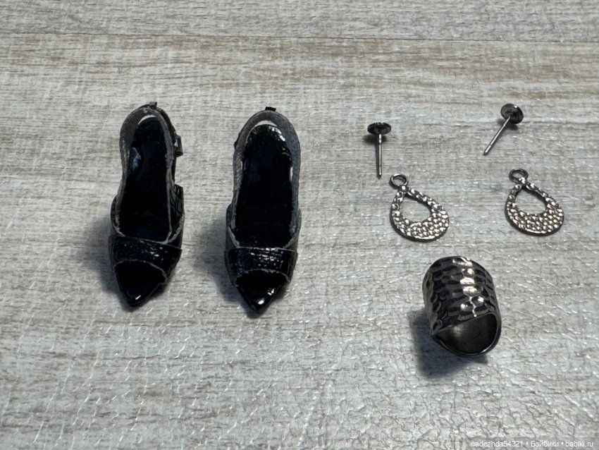 Украшения и обувь Chrome Noir Erin Salston Integrity Toys