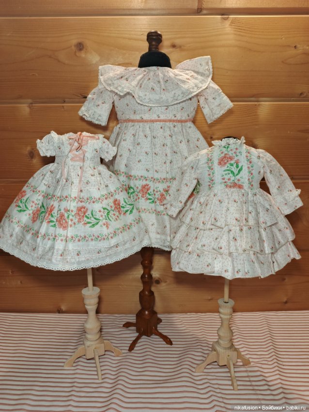 Платья на кукол сестричек