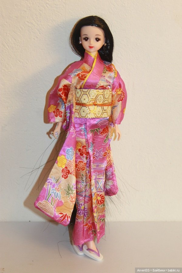 Мисс Дженни (выпуск Хэйан 2001 года) в винтажном кимоно Такара
