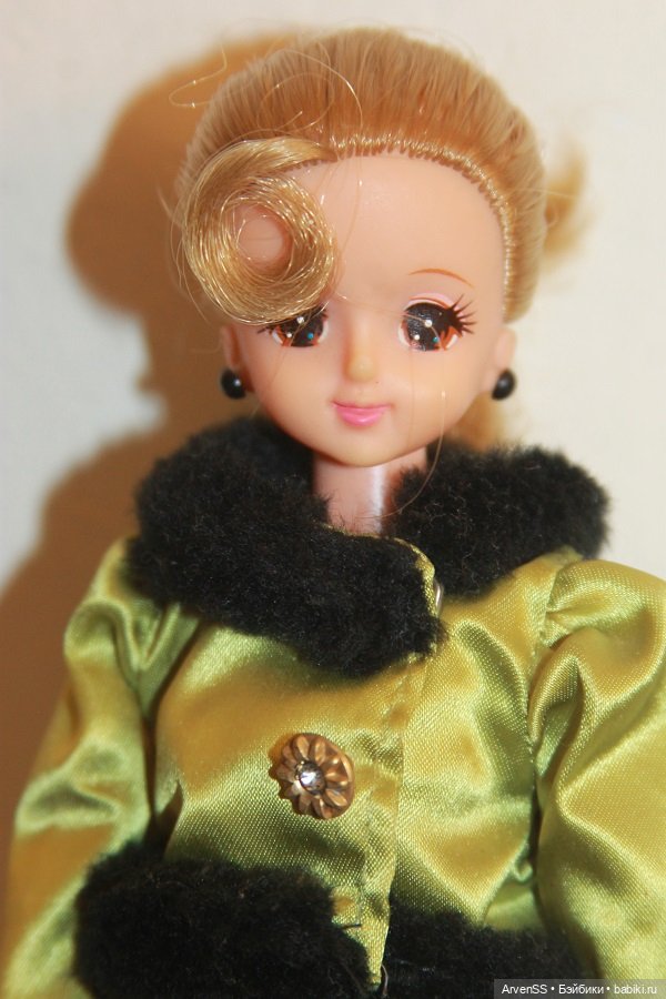 Винтажная Дженни с интересной прической (фото 3)