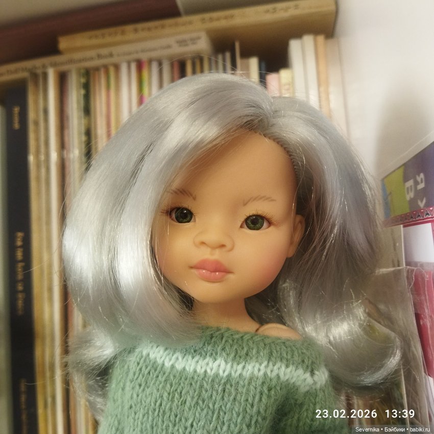 Лиу с мятными волосами, очень красивая