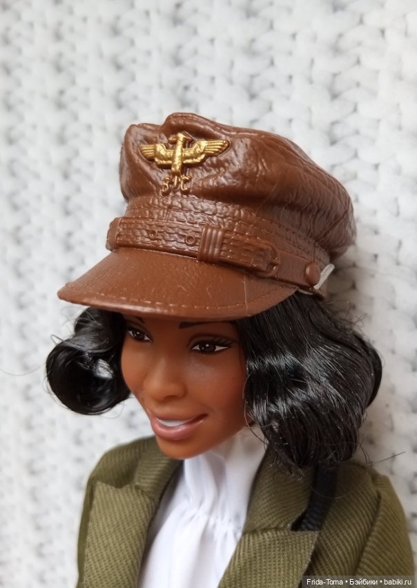 Полный аутфит Барби Бесси Колмен Barbie Bessie Coleman с подставкой (фото 3)