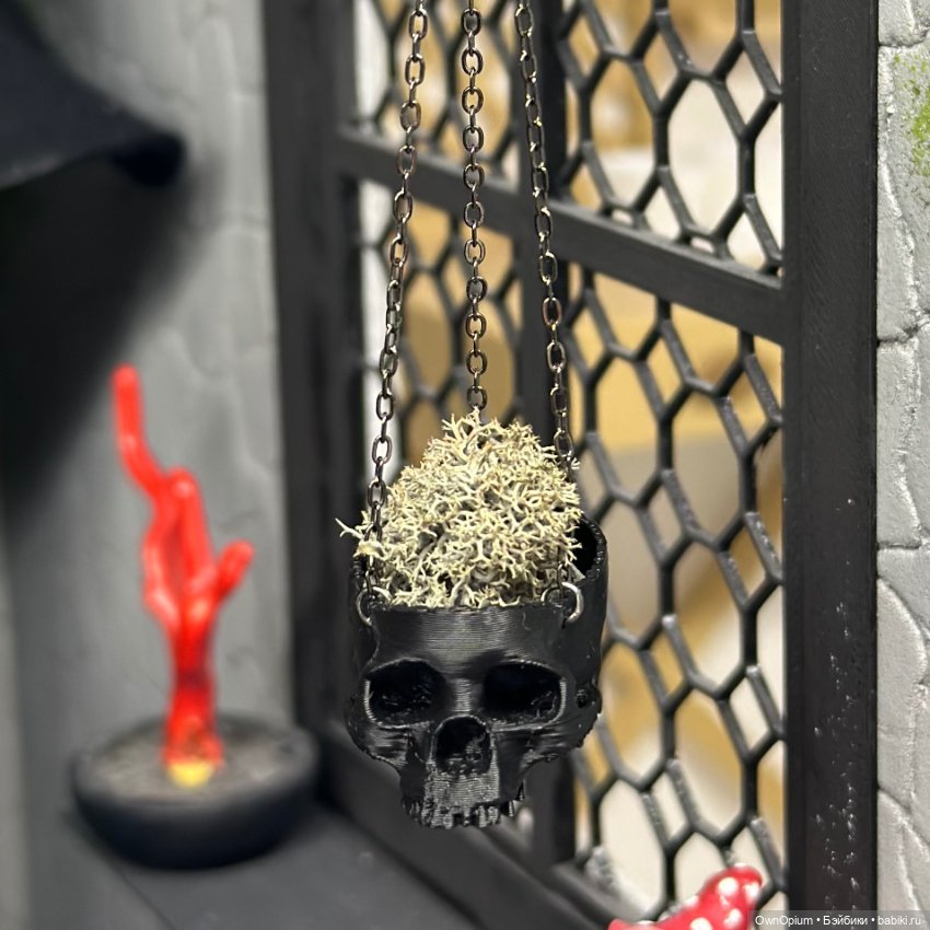 Череп Кашпо на цепях 1/6 — Миниатюра для кукол