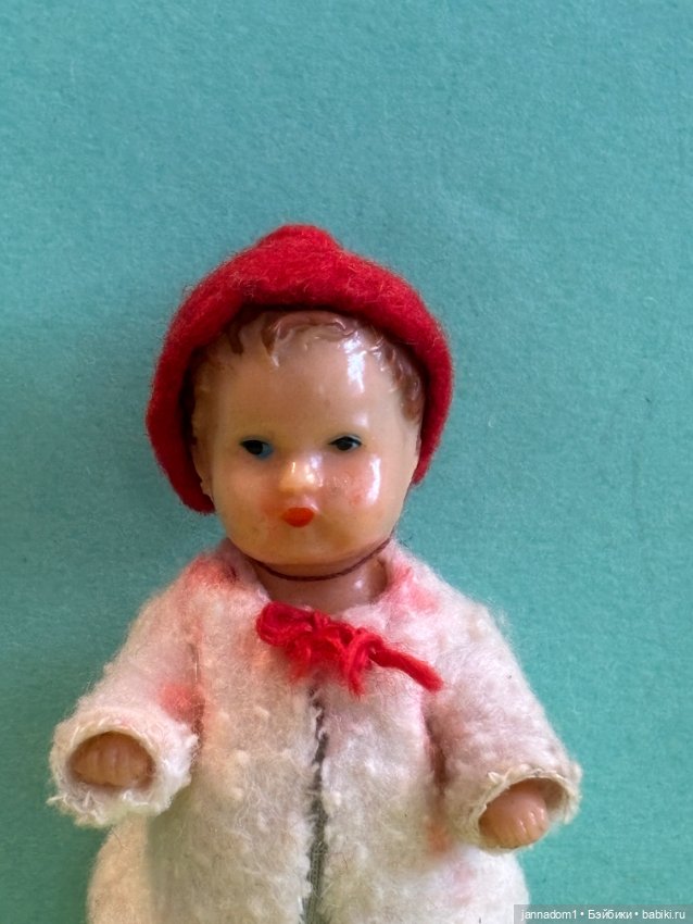 Куколка из колкого пластика Ari в шубке, высота 9 см (фото 2)