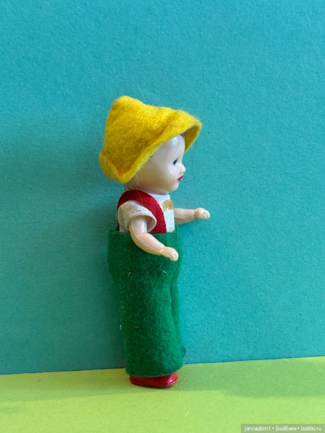 Куколка из колкого пластика Ari, родной аутфит, высота 9 см (фото 5)