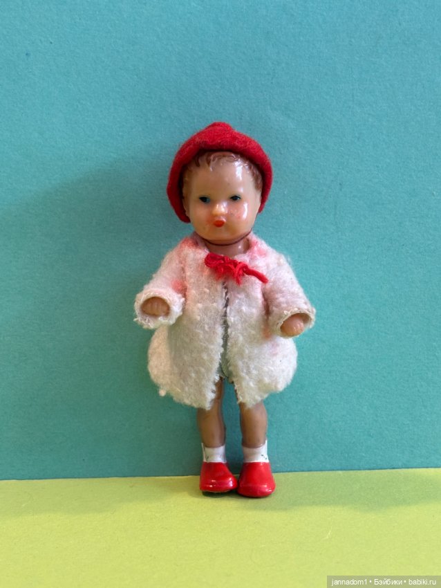 Куколка из колкого пластика Ari в шубке, высота 9 см