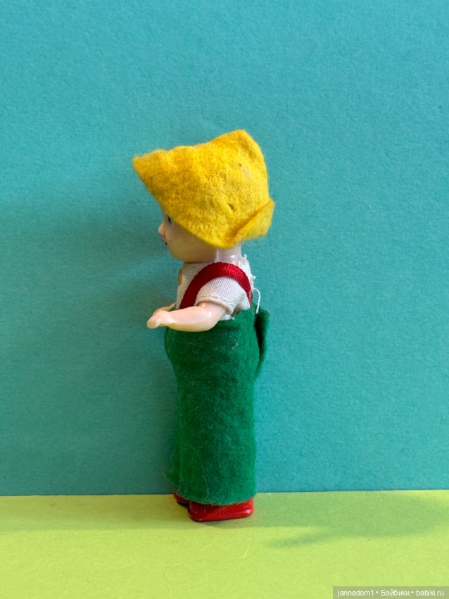 Куколка из колкого пластика Ari, родной аутфит, высота 9 см (фото 4)